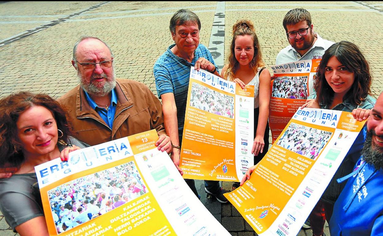 Miembros de Ereintza Dantza Taldea, junto al concejal de Cultura, en la presentación. 