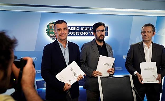 Jonan Fernández ha presentado el informe junto a los autores Gorka Urrutia y José Ramón Intxaurbe.