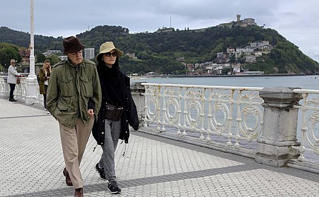 Woody Allen paseando por La Concha, con su mujer, Soon-Yi.