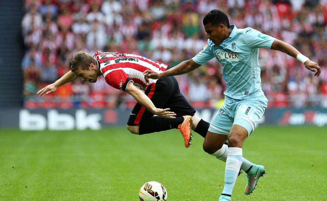 Murillo, robando la pelota a Muniain.