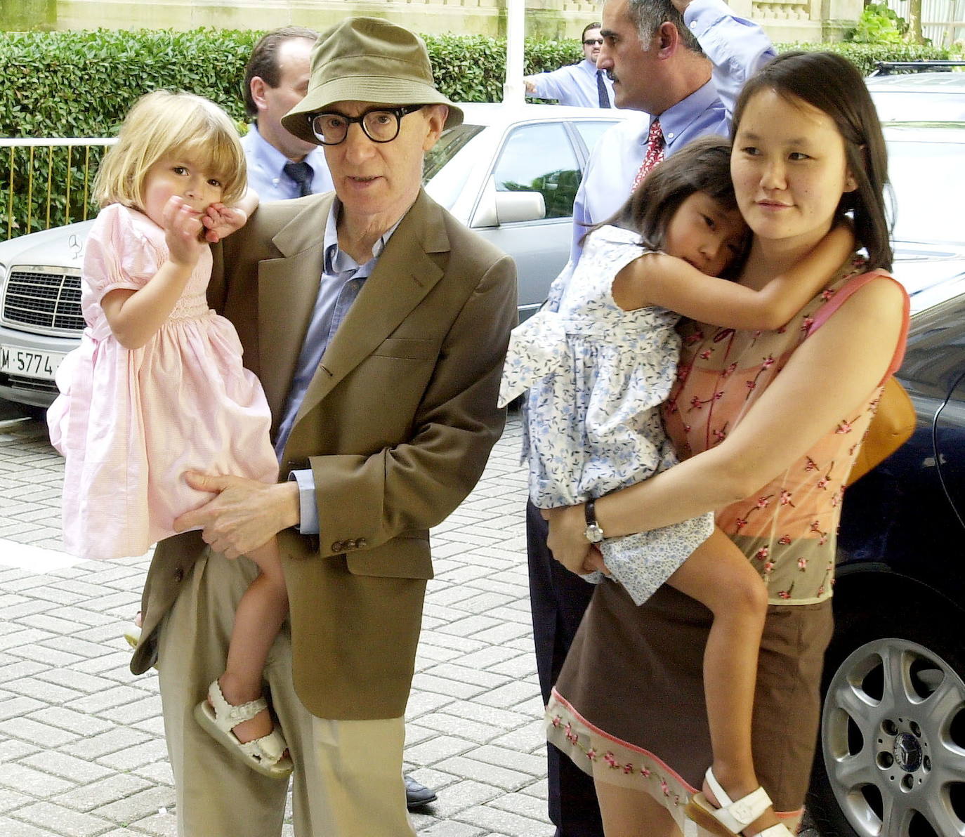 2003: Woody Allen aparece con toda su familia, días antes de ofrecer un concierto. 