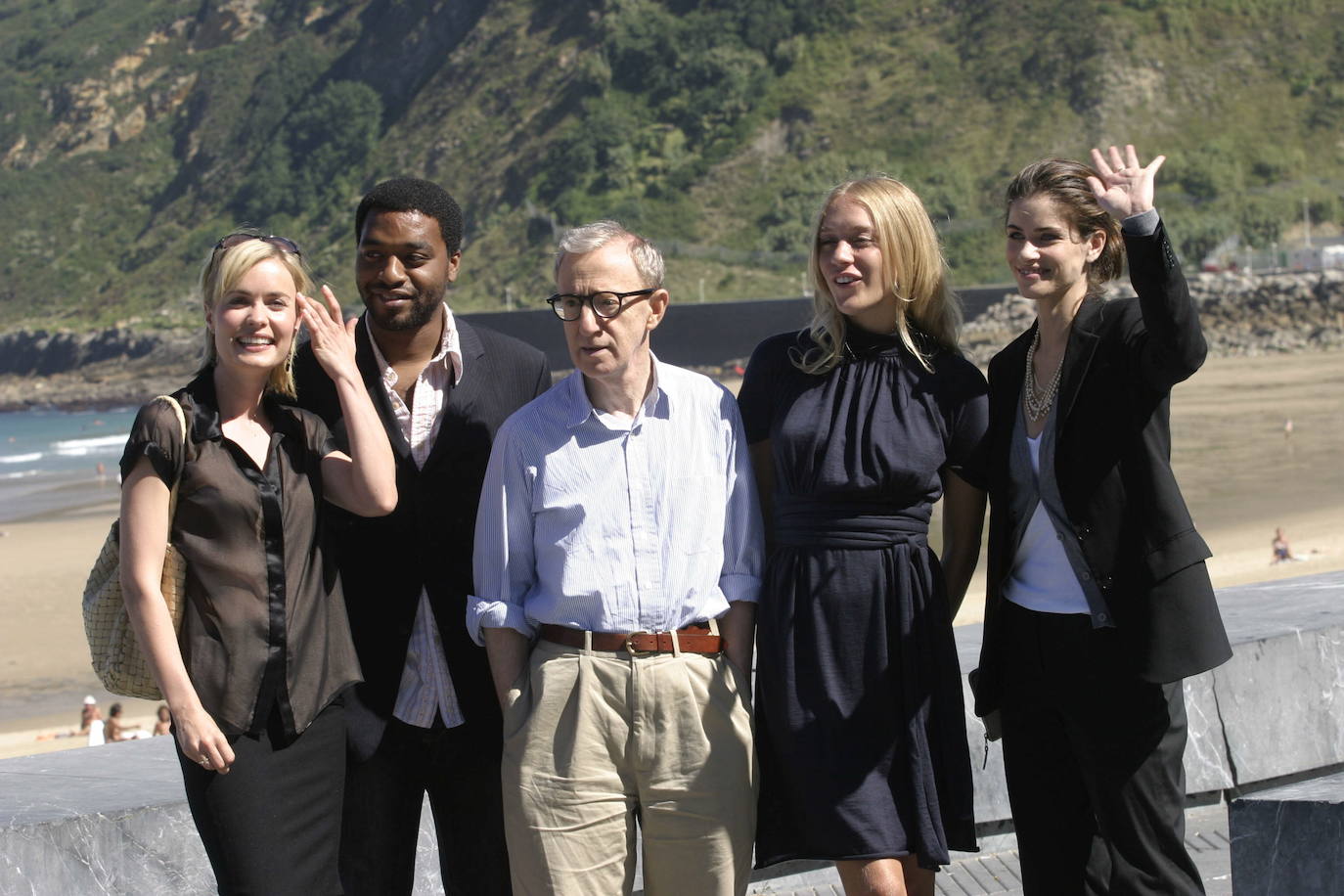 2004: Allen presenta en San Sebastián su película 'Melinda Melinda'. 