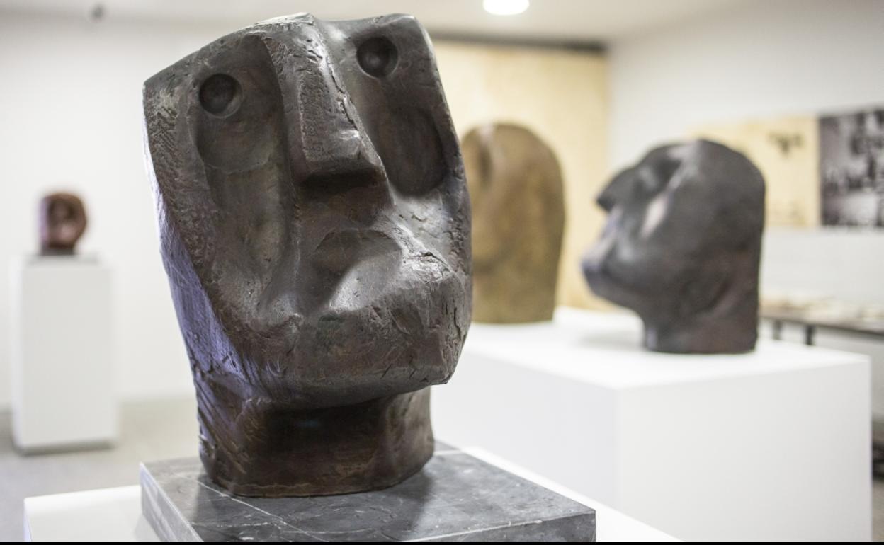 Evolución. A la izquierda y en la imagen superior, dos de los numerosos estudios realizados por Oteiza para las cabezas de los apóstoles. A la derecha, de la primera imagen de la Virgen, casi una réplica de la original, a la definitiva, la Piedad que preside la basílica, así como una vista general de la muestra. 