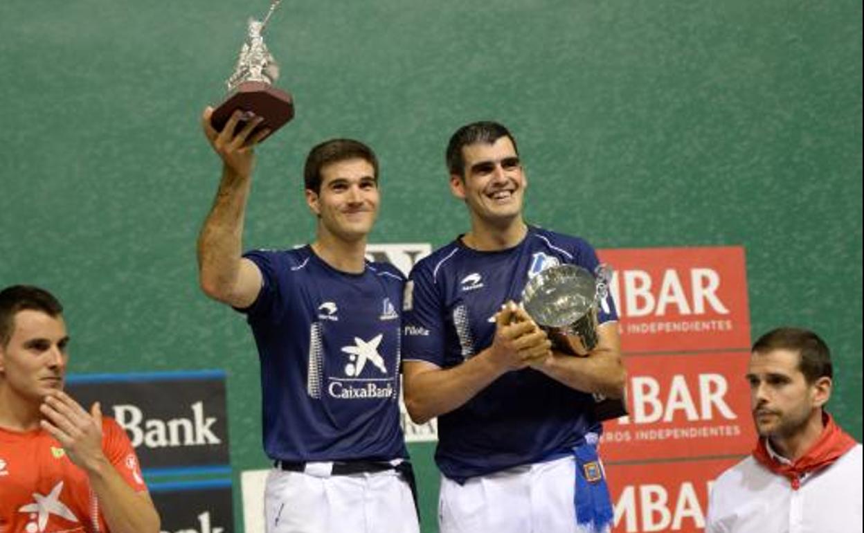 Zabaleta, con el trofeo al mejor pelotari y al lado de Ezkurdia. 