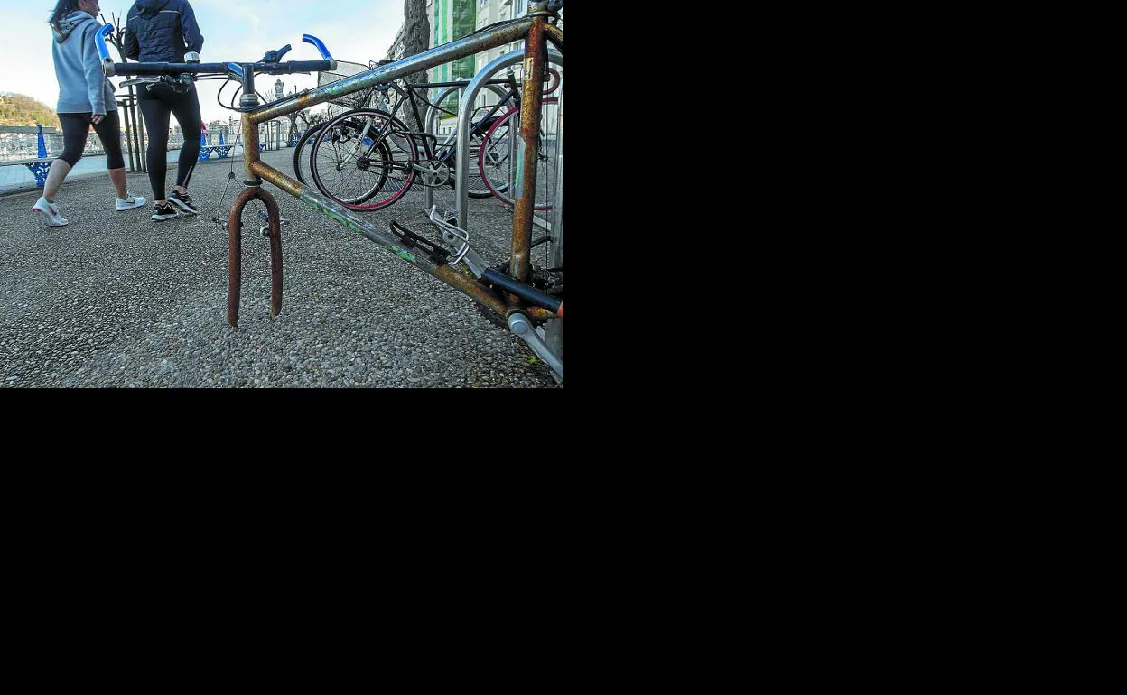 Una bici abandonada, sin una de sus ruedas y oxidada, en el paseo de La Concha. 