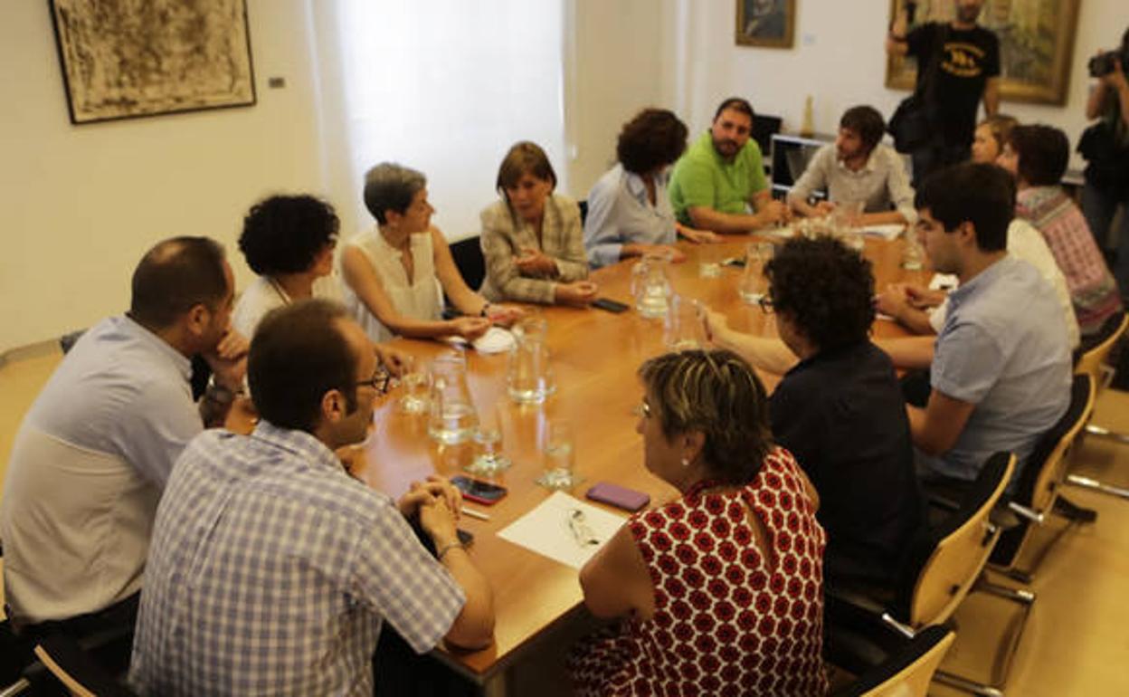 Inicio del encuentro en el Parlamento de Navarra.