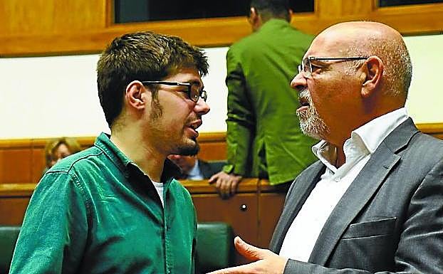 Martínez y Pastor conversan en el Parlamento Vasco. 
