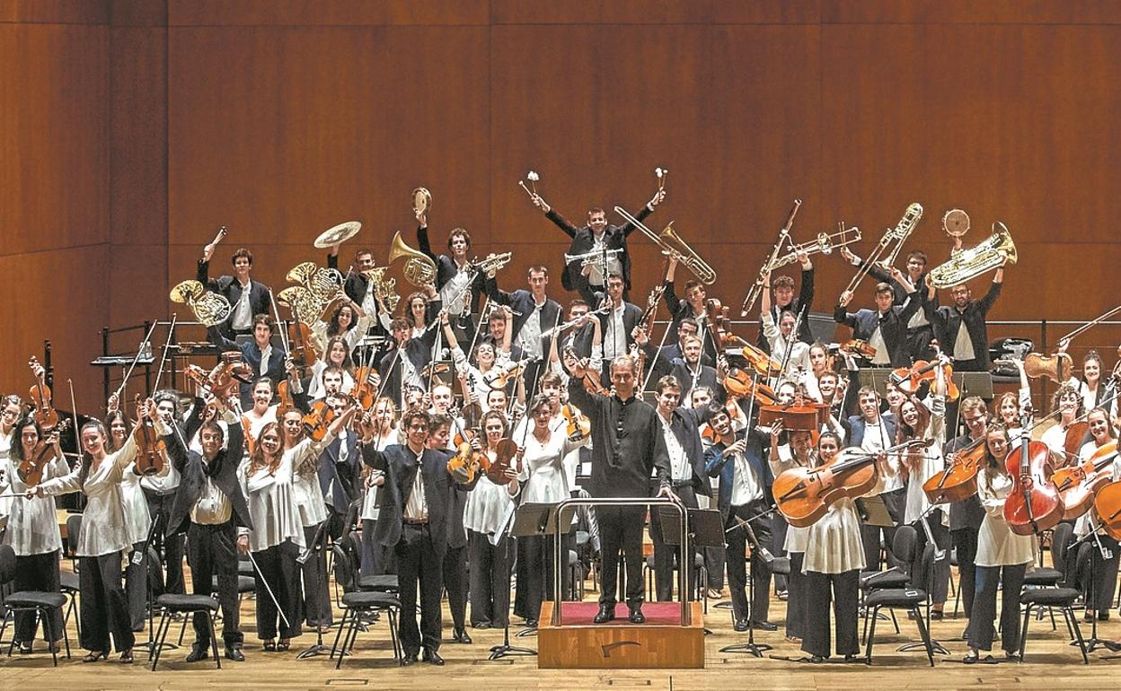La Euskal Herriko Gazte Orkestra-Joven Orquesta de Euskal Herria lleva más de veinte años formando a músicos.