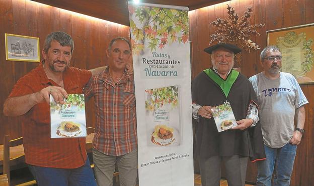 Josema, Txusma y Ritxar en la presentación del libro junto a Luis Mokoroa, presidente de la Cofradía Vasca de Gastronomía de Donostia.