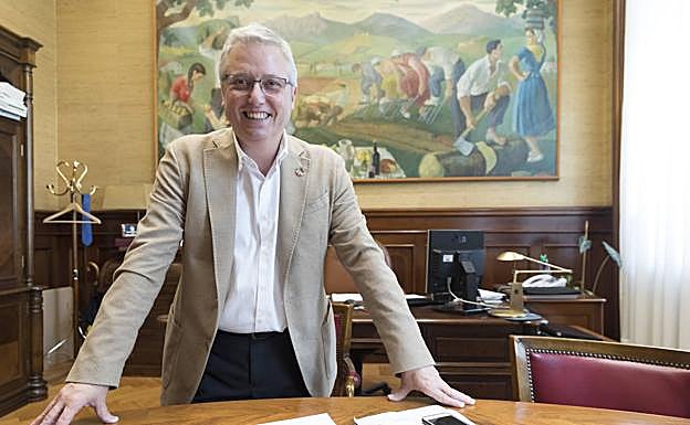 El diputado de Medio Ambiente, José Ignacio Asensio, posa en el despacho del Palacio de la Diputación Foral de Gipuzkoa.