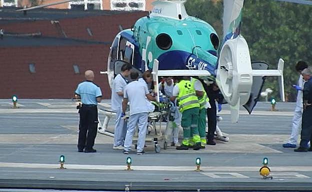Un helicóptero ha trasladado a la menor herida al hospital de Cruces. 