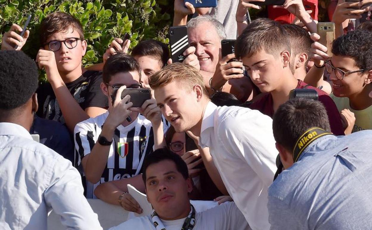 Matthijs de Ligt posa con aficionados de la Juventus antes de pasar reconocimiento médico el jueves. 
