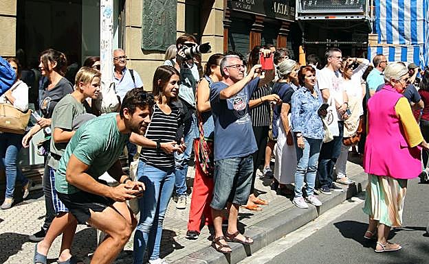 Locales y turistas intentan capturar una imagen del rodaje de Woody Allen en San Sebastián. 