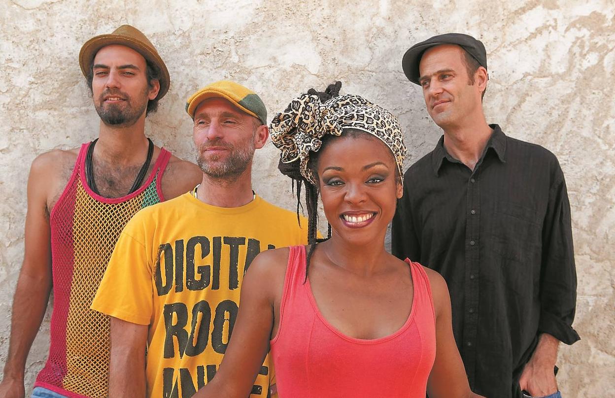 Los miembros del grupo brasileño Sociedade Recreativa cerrarán hoy la primera jornada del festival Adarretatik de Zarautz.