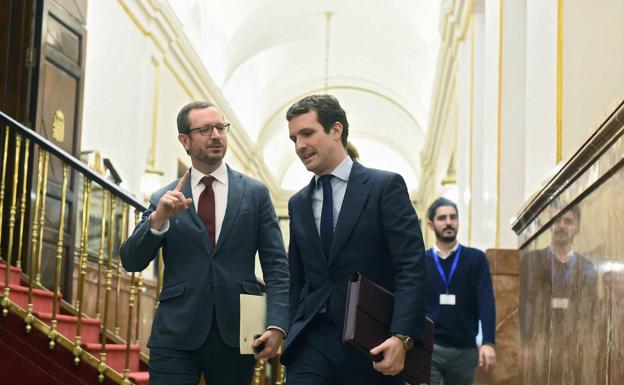 Maroto y Casado conversan en el Congreso de los Diputados.