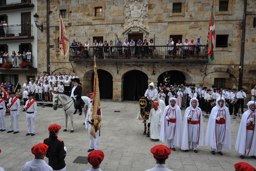 La comitiva salió del Ayuntamiento y recorrió las calles del pueblo con la tradicional 'Marcha de fusileros' antes de la ceremonia . El pacto entre Abderraman III y el general coronó el histórico desfile en Antzuola. 