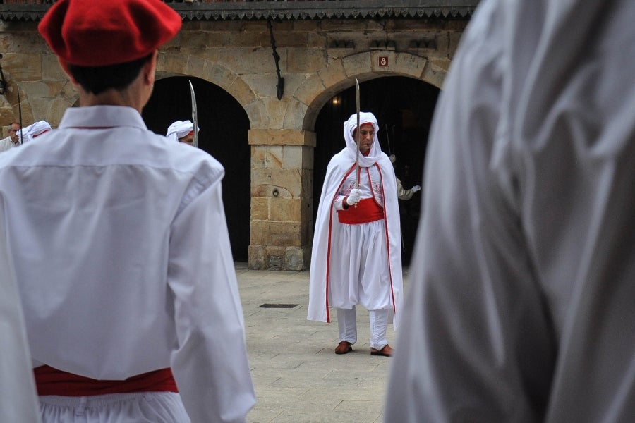 La comitiva salió del Ayuntamiento y recorrió las calles del pueblo con la tradicional 'Marcha de fusileros' antes de la ceremonia . El pacto entre Abderraman III y el general coronó el histórico desfile en Antzuola. 