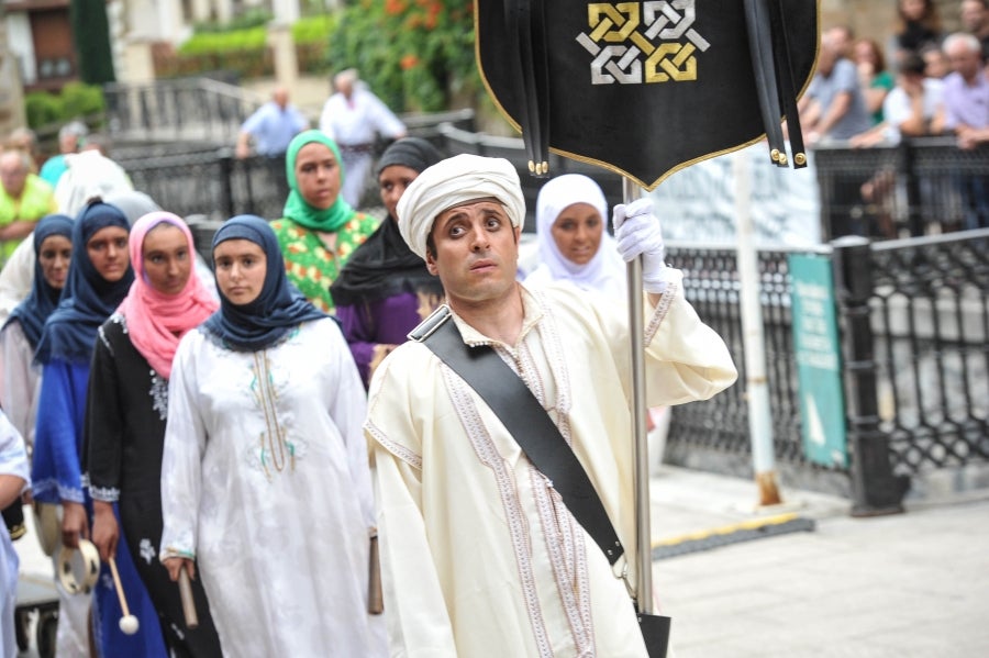 La comitiva salió del Ayuntamiento y recorrió las calles del pueblo con la tradicional 'Marcha de fusileros' antes de la ceremonia . El pacto entre Abderraman III y el general coronó el histórico desfile en Antzuola. 