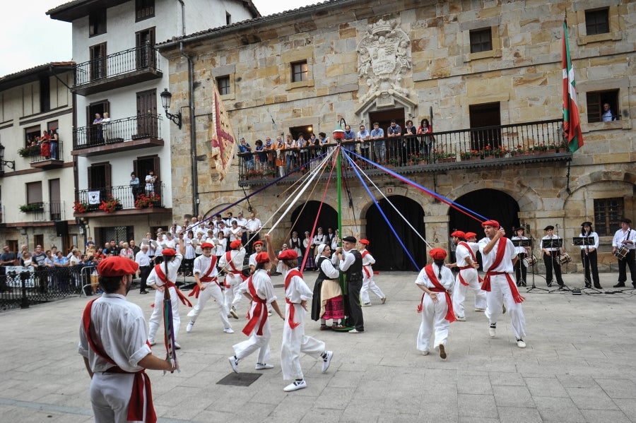La comitiva salió del Ayuntamiento y recorrió las calles del pueblo con la tradicional 'Marcha de fusileros' antes de la ceremonia . El pacto entre Abderraman III y el general coronó el histórico desfile en Antzuola. 