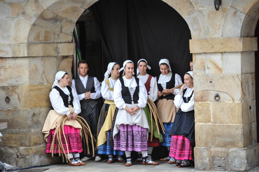 La comitiva salió del Ayuntamiento y recorrió las calles del pueblo con la tradicional 'Marcha de fusileros' antes de la ceremonia . El pacto entre Abderraman III y el general coronó el histórico desfile en Antzuola. 