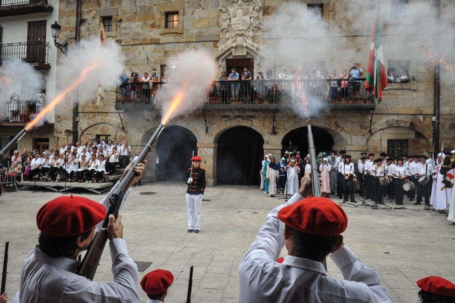 La comitiva salió del Ayuntamiento y recorrió las calles del pueblo con la tradicional 'Marcha de fusileros' antes de la ceremonia . El pacto entre Abderraman III y el general coronó el histórico desfile en Antzuola. 