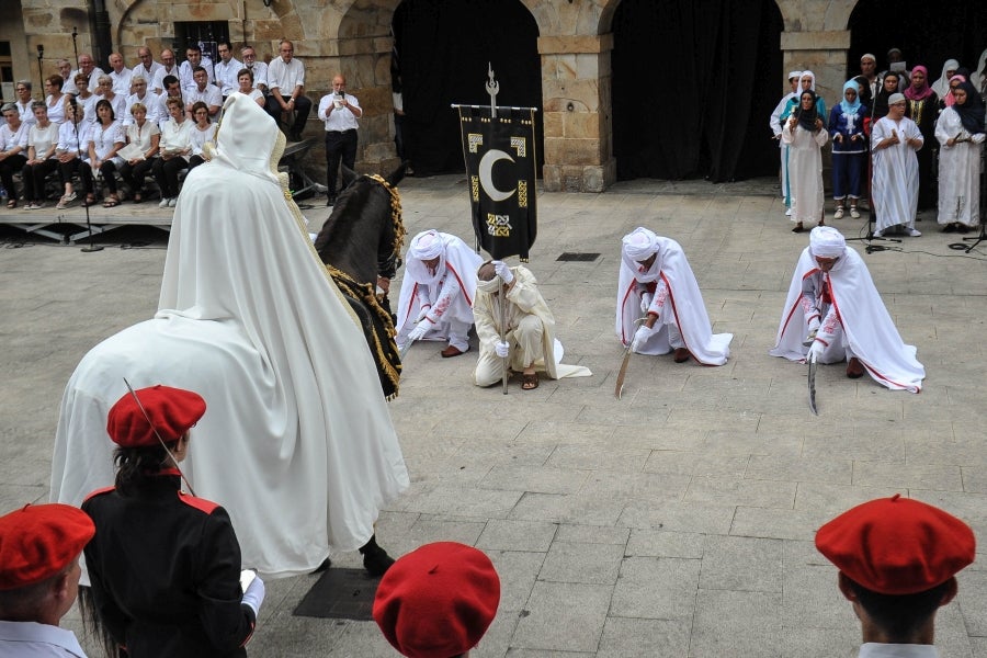 La comitiva salió del Ayuntamiento y recorrió las calles del pueblo con la tradicional 'Marcha de fusileros' antes de la ceremonia . El pacto entre Abderraman III y el general coronó el histórico desfile en Antzuola. 