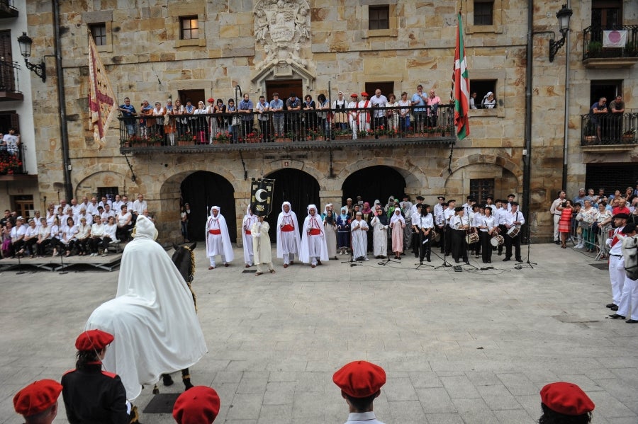La comitiva salió del Ayuntamiento y recorrió las calles del pueblo con la tradicional 'Marcha de fusileros' antes de la ceremonia . El pacto entre Abderraman III y el general coronó el histórico desfile en Antzuola. 