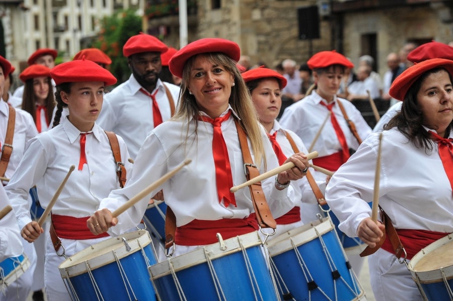 La comitiva salió del Ayuntamiento y recorrió las calles del pueblo con la tradicional 'Marcha de fusileros' antes de la ceremonia . El pacto entre Abderraman III y el general coronó el histórico desfile en Antzuola. 