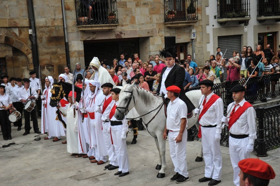 La comitiva salió del Ayuntamiento y recorrió las calles del pueblo con la tradicional 'Marcha de fusileros' antes de la ceremonia . El pacto entre Abderraman III y el general coronó el histórico desfile en Antzuola. 