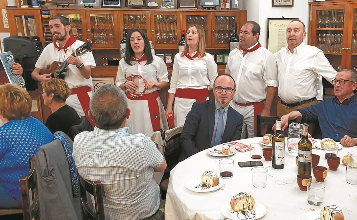 El presidente de La Casa de la Rioa, 'Ketu' García, canta jotas con el grupo Jotaires de Logroño.