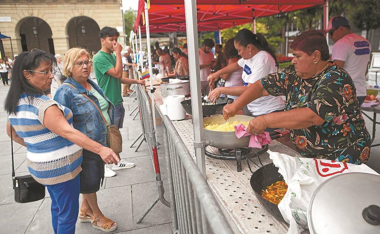 Durante la mañana muchas personas se acercaron a conversar con los cocineros para interesarse por esos platos de arroz que preparaban y que, a partir del mediodía con ambientación de música en directo, cientos de irundarras pudieron disfrutar.