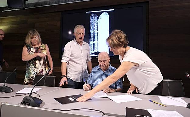 María José Aranzasti, Jaime Otamendi, Antton Elizegi y Susana Soto, en el momento de la firma.