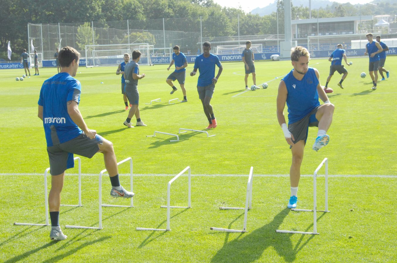 Una sesión que ha durado poco más de una hora bajo un sol de justicia y una temperatura que ha sobrepasado los 30° C. Las novedades de la sesión de trabajo han sido la presencia de Roberto López y la ausencia de Aritz Elustondo.