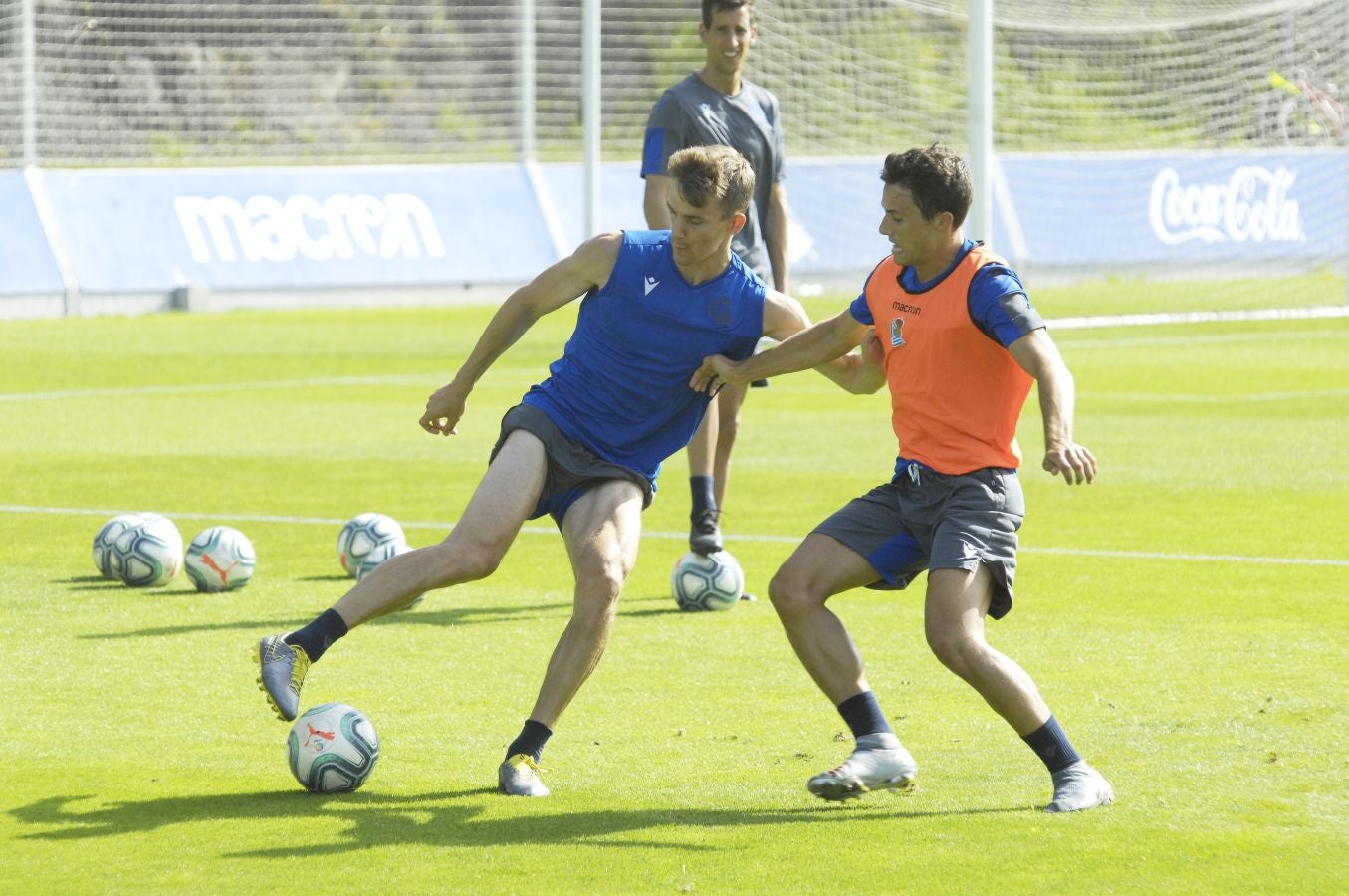 Una sesión que ha durado poco más de una hora bajo un sol de justicia y una temperatura que ha sobrepasado los 30° C. Las novedades de la sesión de trabajo han sido la presencia de Roberto López y la ausencia de Aritz Elustondo.
