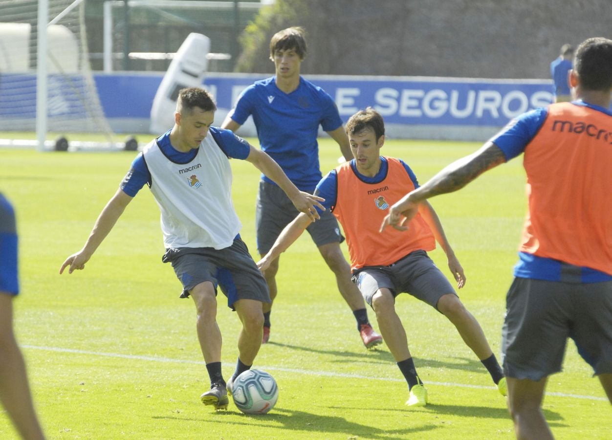 Una sesión que ha durado poco más de una hora bajo un sol de justicia y una temperatura que ha sobrepasado los 30° C. Las novedades de la sesión de trabajo han sido la presencia de Roberto López y la ausencia de Aritz Elustondo.