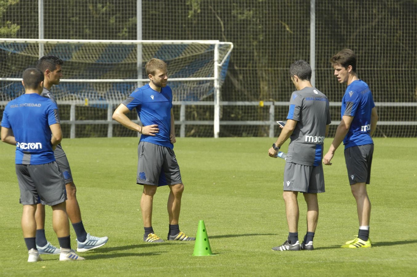 Una sesión que ha durado poco más de una hora bajo un sol de justicia y una temperatura que ha sobrepasado los 30° C. Las novedades de la sesión de trabajo han sido la presencia de Roberto López y la ausencia de Aritz Elustondo.