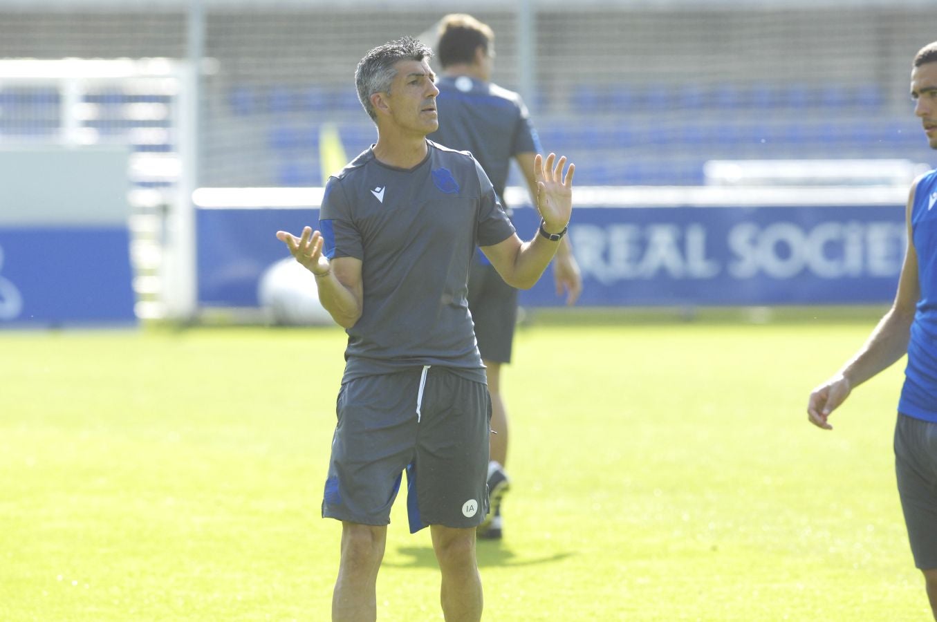 Una sesión que ha durado poco más de una hora bajo un sol de justicia y una temperatura que ha sobrepasado los 30° C. Las novedades de la sesión de trabajo han sido la presencia de Roberto López y la ausencia de Aritz Elustondo.