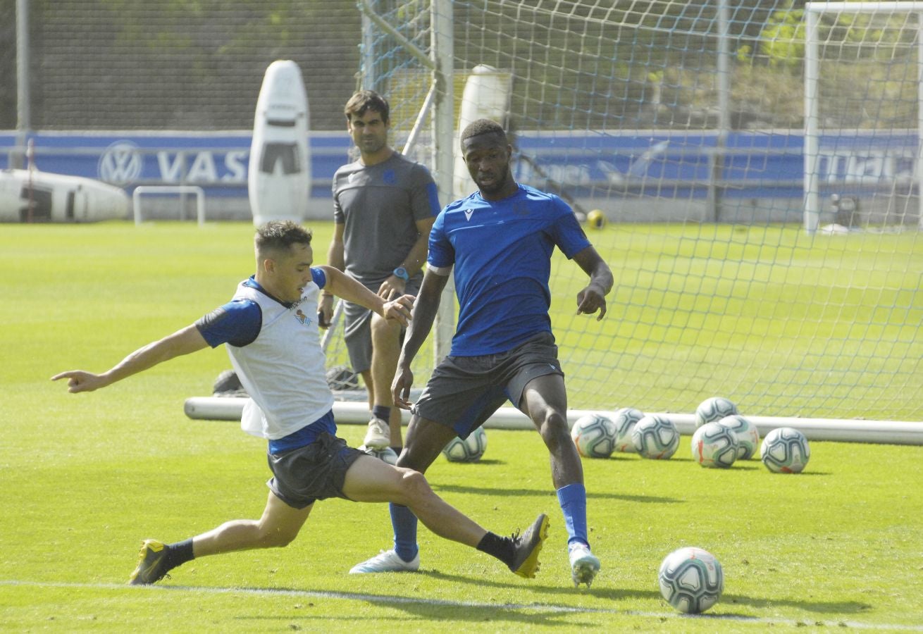 Una sesión que ha durado poco más de una hora bajo un sol de justicia y una temperatura que ha sobrepasado los 30° C. Las novedades de la sesión de trabajo han sido la presencia de Roberto López y la ausencia de Aritz Elustondo.