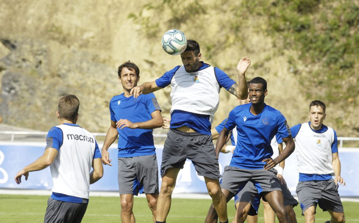 Una sesión que ha durado poco más de una hora bajo un sol de justicia y una temperatura que ha sobrepasado los 30° C. Las novedades de la sesión de trabajo han sido la presencia de Roberto López y la ausencia de Aritz Elustondo.