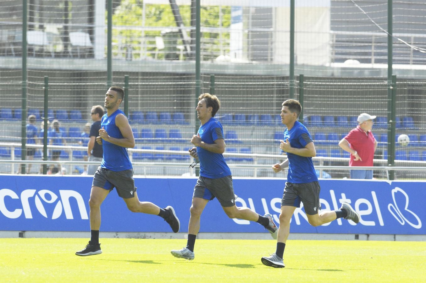 Una sesión que ha durado poco más de una hora bajo un sol de justicia y una temperatura que ha sobrepasado los 30° C. Las novedades de la sesión de trabajo han sido la presencia de Roberto López y la ausencia de Aritz Elustondo.