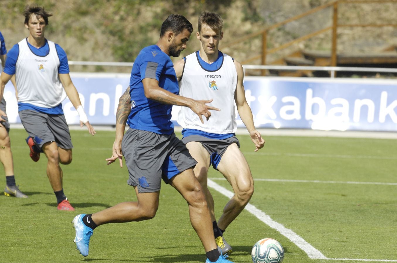 Una sesión que ha durado poco más de una hora bajo un sol de justicia y una temperatura que ha sobrepasado los 30° C. Las novedades de la sesión de trabajo han sido la presencia de Roberto López y la ausencia de Aritz Elustondo.