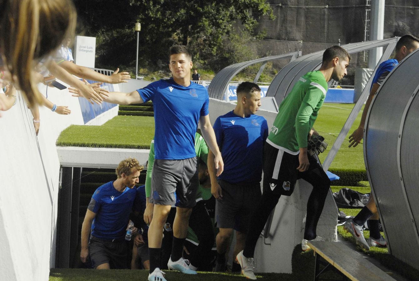 Una sesión que ha durado poco más de una hora bajo un sol de justicia y una temperatura que ha sobrepasado los 30° C. Las novedades de la sesión de trabajo han sido la presencia de Roberto López y la ausencia de Aritz Elustondo.