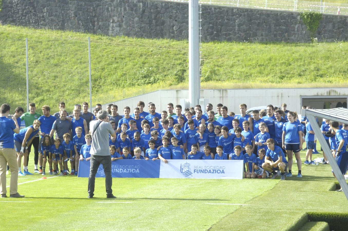 Una sesión que ha durado poco más de una hora bajo un sol de justicia y una temperatura que ha sobrepasado los 30° C. Las novedades de la sesión de trabajo han sido la presencia de Roberto López y la ausencia de Aritz Elustondo.