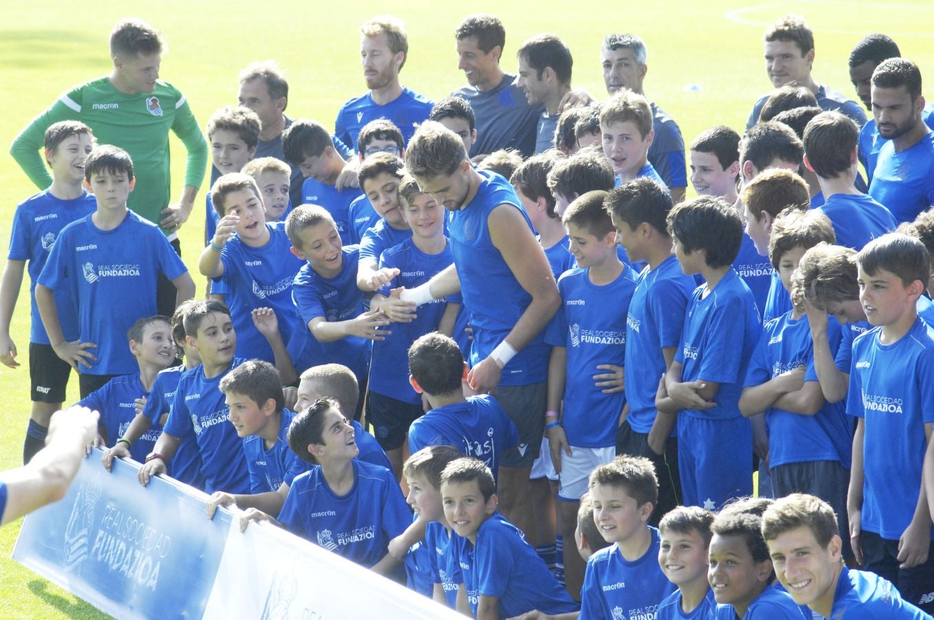 Una sesión que ha durado poco más de una hora bajo un sol de justicia y una temperatura que ha sobrepasado los 30° C. Las novedades de la sesión de trabajo han sido la presencia de Roberto López y la ausencia de Aritz Elustondo.