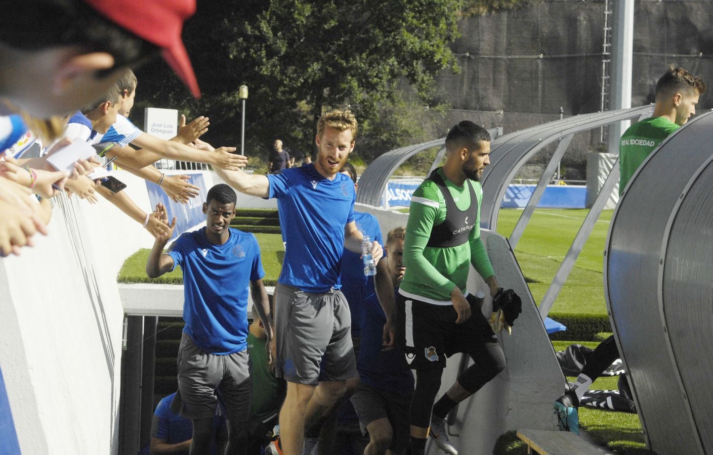 Una sesión que ha durado poco más de una hora bajo un sol de justicia y una temperatura que ha sobrepasado los 30° C. Las novedades de la sesión de trabajo han sido la presencia de Roberto López y la ausencia de Aritz Elustondo.