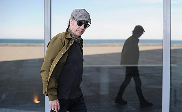 Stinus, ante la playa de La Zurriola 