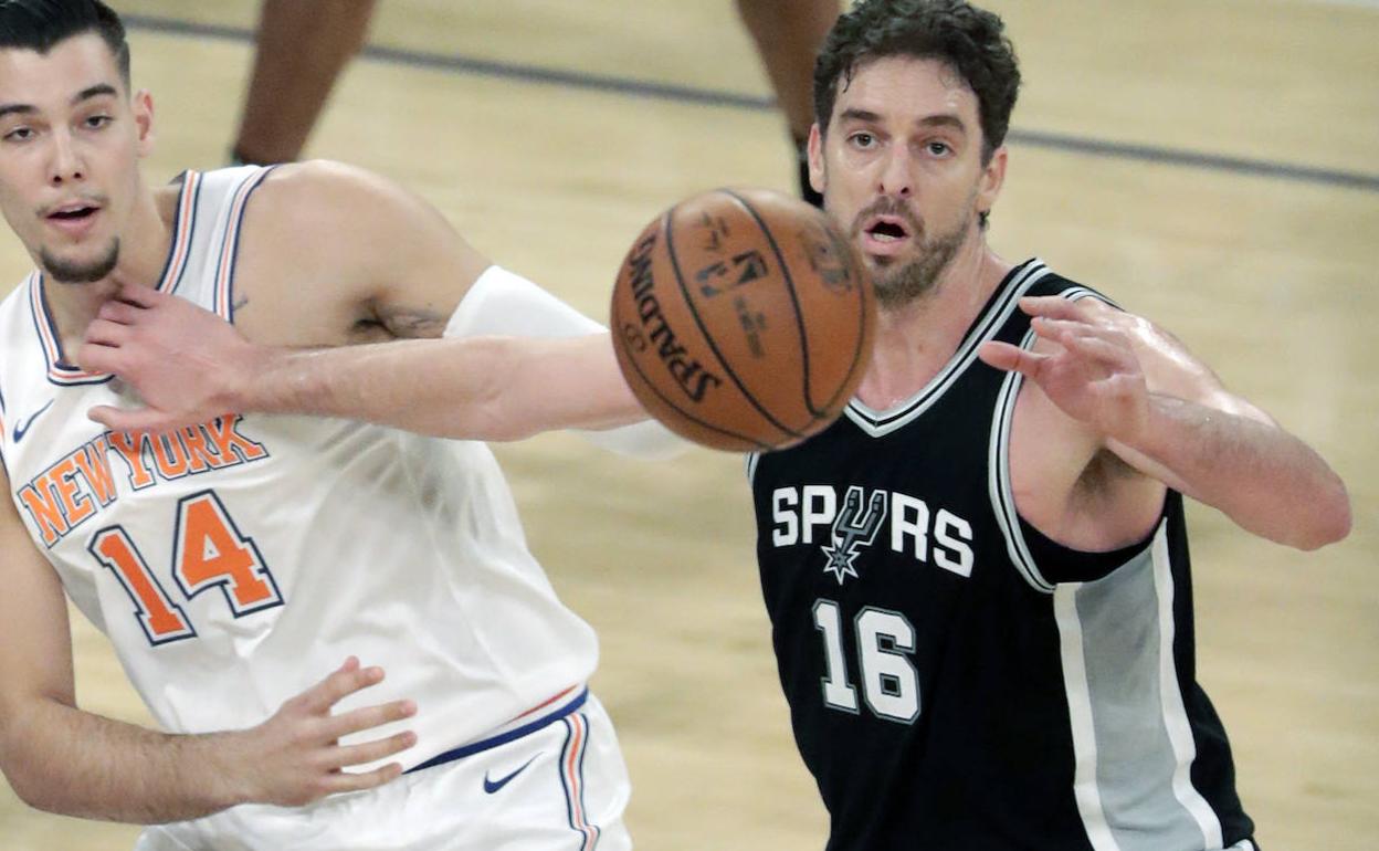 Willy Hernangomez (i) de Knicks en acción ante Pau Gasol (d) de Spurs. 