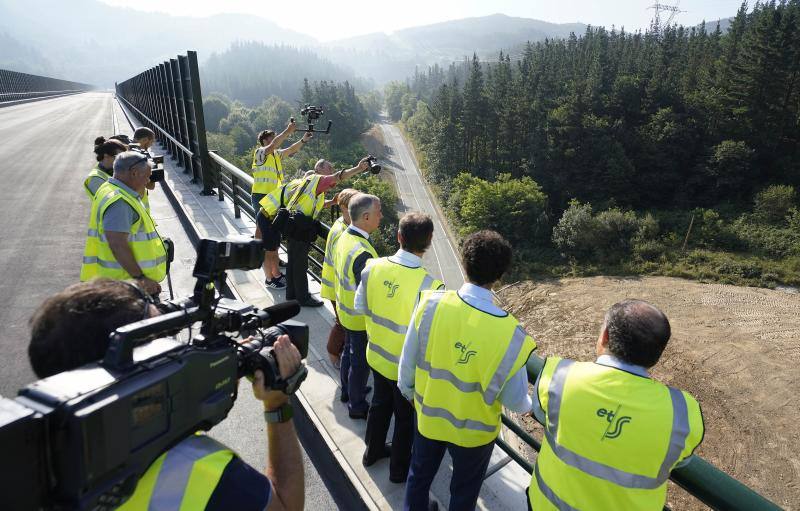 Fotos: El lehendakari visita las obras del TAV en Antuzola