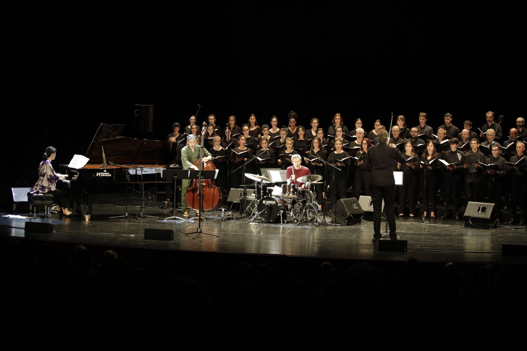 El concierto de Eri Yamamoto junto al Coro Easo en el teatro Victoria Eugenia.