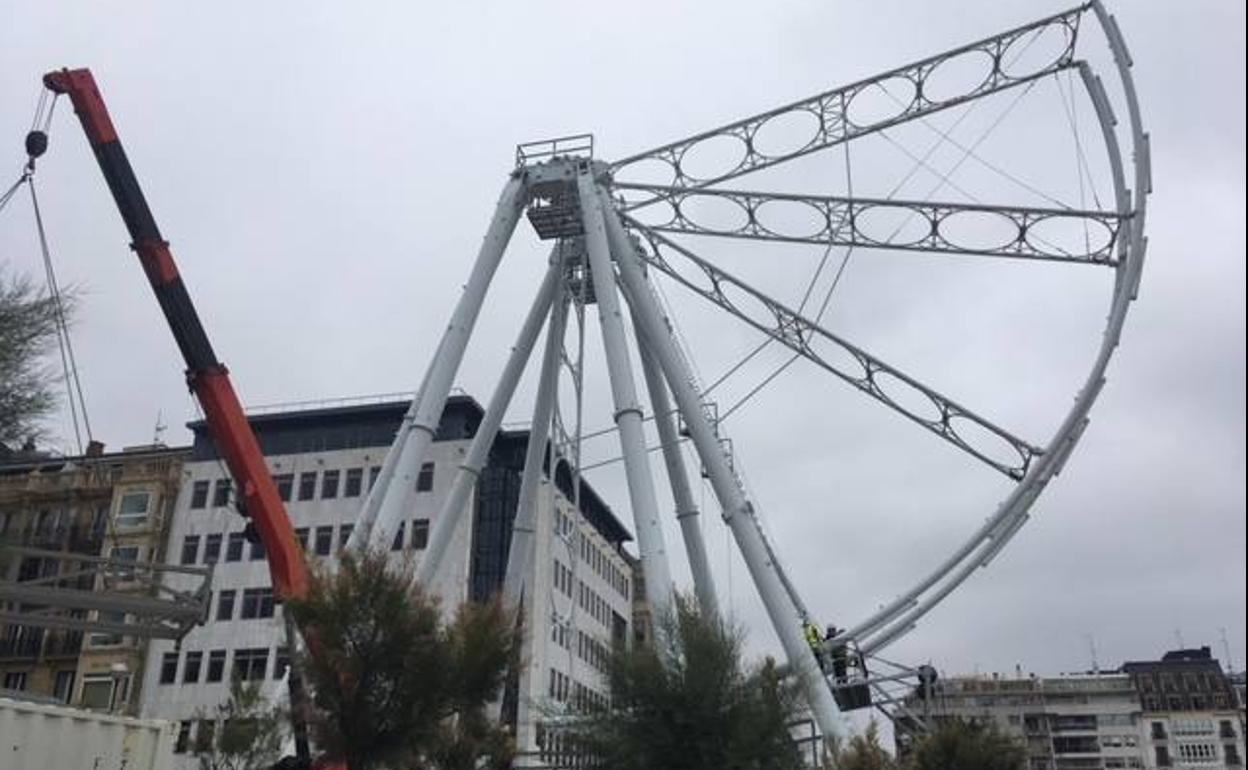 Semana Grande 2019: Comienza el montaje de la noria-mirador para la Semana Grande